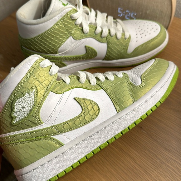 Jordan 1 Mid Green Python (Women's) - Picture 2 of 8